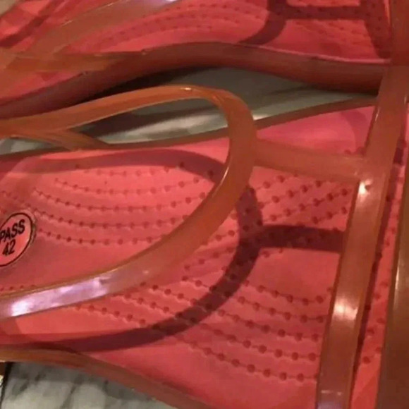 Isabella Peach Orange Crocs Size 6 - Picture 2 of 3